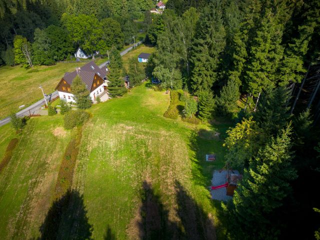 Pohled z dronu na chalupu | Chalupa Amálka | Pronájem chalupy Jizerské hory