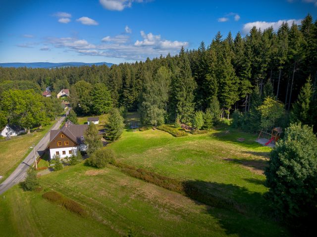 Pohled z dronu na chalupu | Chalupa Amálka | Pronájem chalupy Jizerské hory